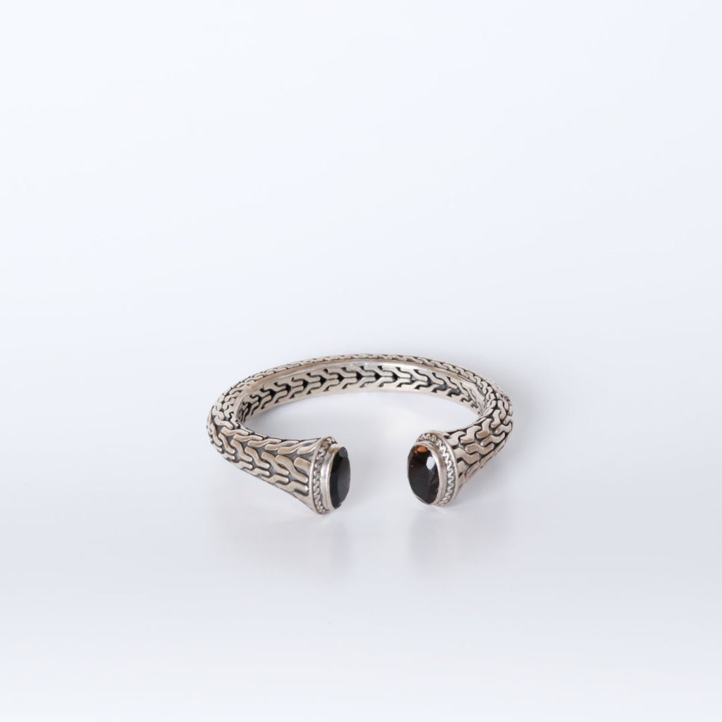 Silbernes Armband mit schwarzen Steinen