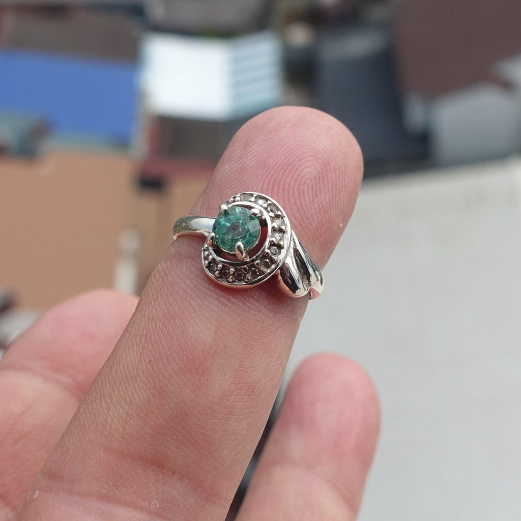 Emerald ring – 925 sterling silver with green stone and cubic zirconia