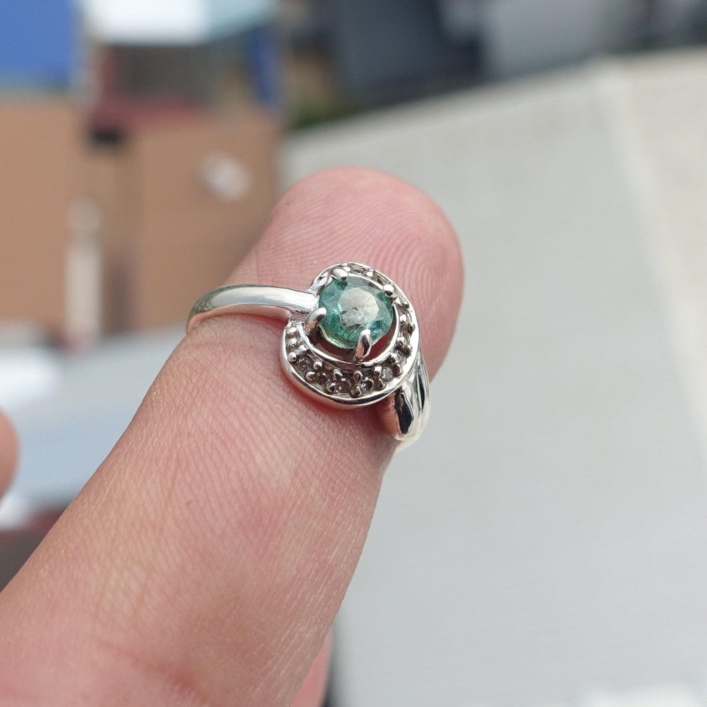 Emerald ring – 925 sterling silver with green stone and cubic zirconia