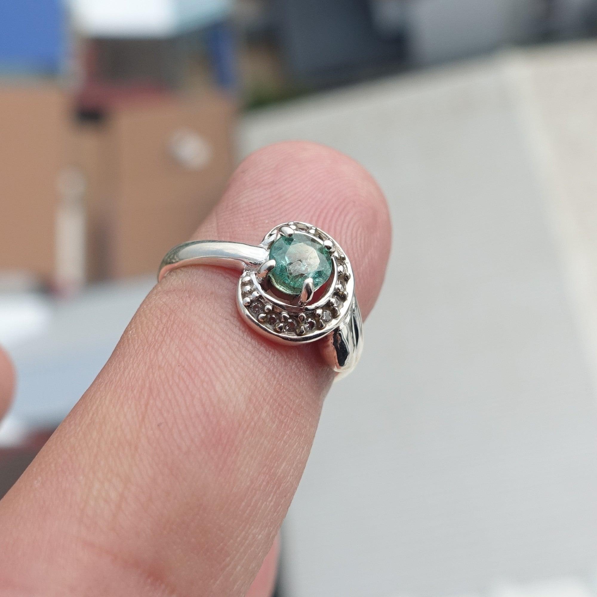 Emerald ring – 925 sterling silver with green stone and cubic zirconia