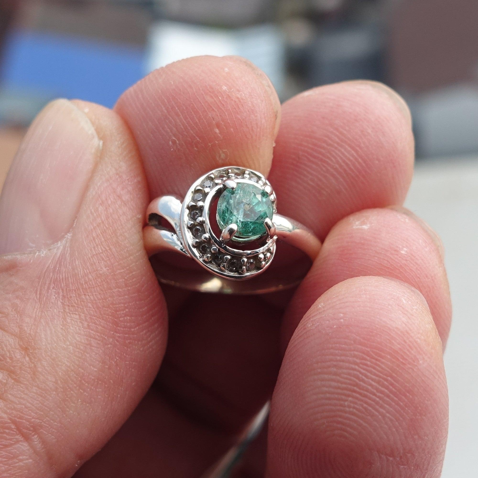 Emerald ring – 925 sterling silver with green stone and cubic zirconia