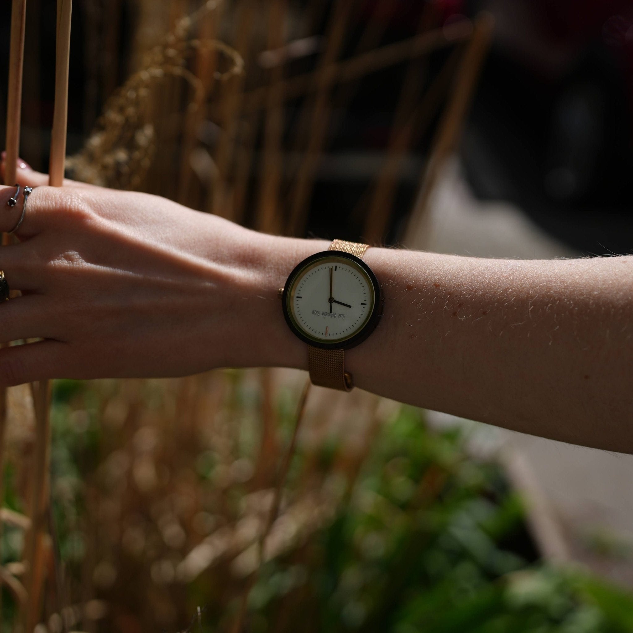 Lumin – Minimalist round clock made of carbonized bamboo